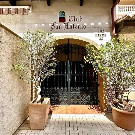 Cozy- 100m From The With Pool & Perfect For2 Apartment