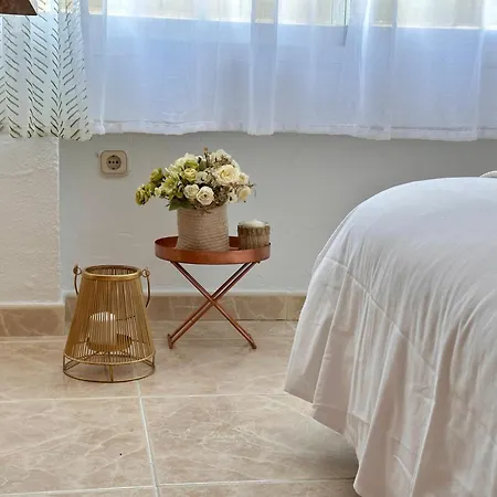 Cozy- 100m From The With Pool & Perfect For2