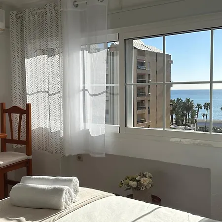 Cozy- 100m From The With Pool & Perfect For2 Apartment *