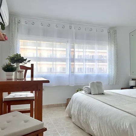 Cozy- 100m From The With Pool & Perfect For2 Apartment *