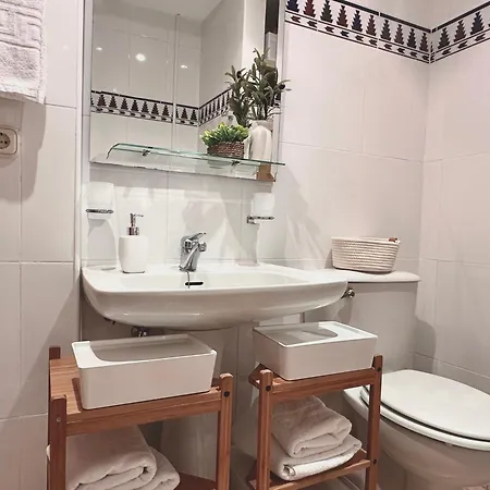 Cozy- 100m From The With Pool & Perfect For2