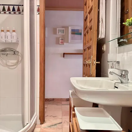 Cozy- 100m From The With Pool & Perfect For2 Apartment *