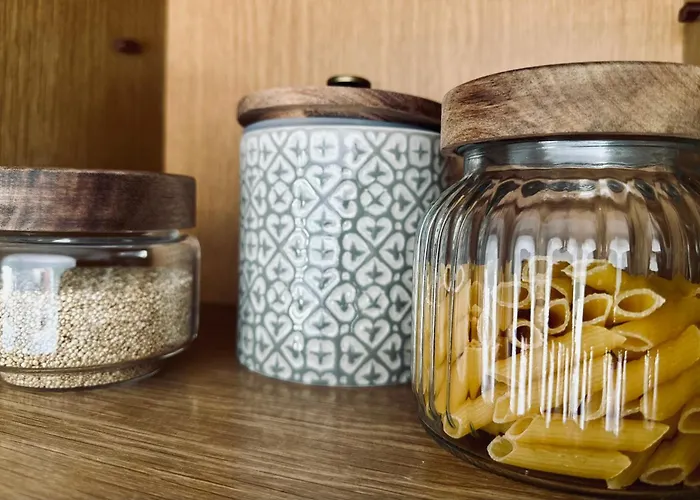 Cozy- 100m From The With Pool & Perfect For2 아파트