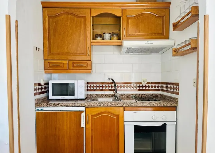 Cozy- 100m From The With Pool & Perfect For2 아파트