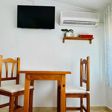 Cozy- 100m From The With Pool & Perfect For2 شقة توريمولينوس