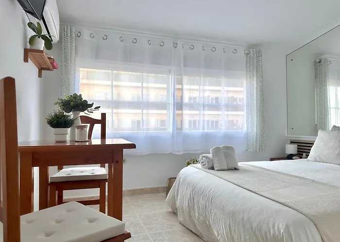 Cozy- 100m From The With Pool & Perfect For2 Apartament *