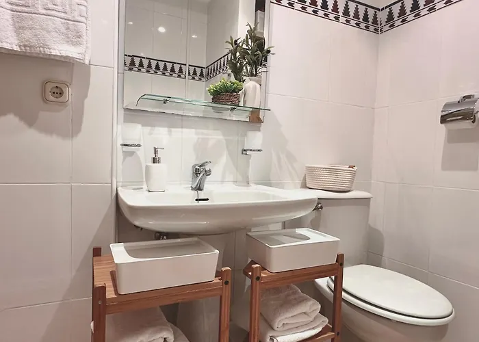 Cozy- 100m From The With Pool & Perfect For2